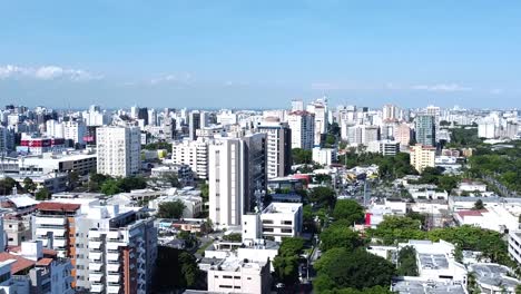 Santo-Domingo,-Dominikanische-Republik-–-Mai-2023-–-Blick-Von-Einer-Drohne-über-Die-Straßen-Mit-Hohen-Gebäuden