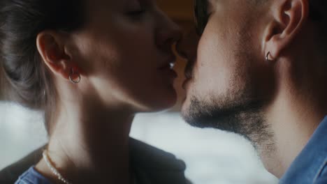 couple kissing