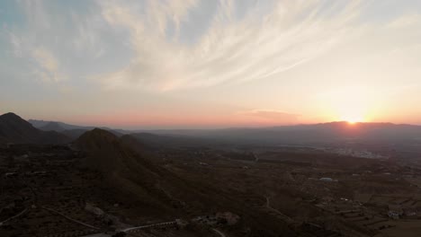 Toma-Aerea-Desde-Mojácar,-Almeria-Hacia-Las-Montañas