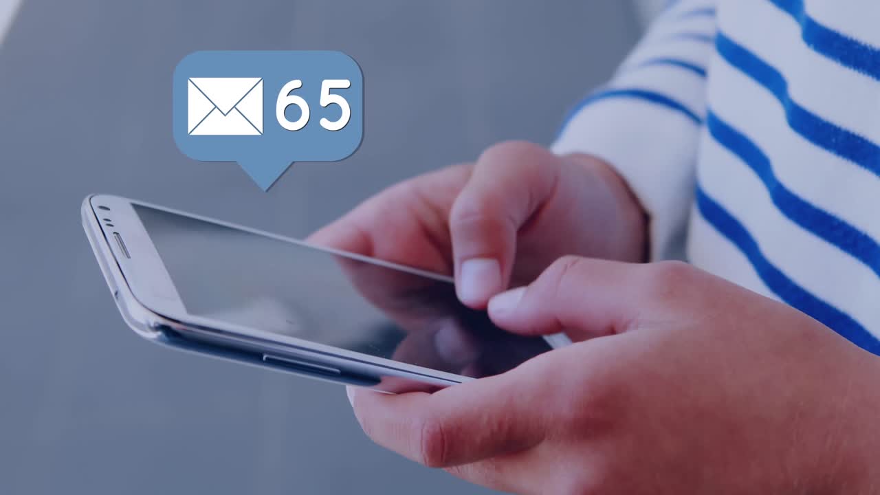 un par de manos escribiendo en un teléfono 4k