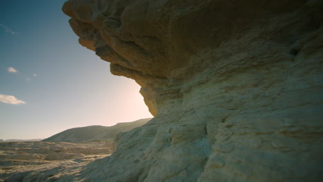impresionante toma cinematográfica de formaciones de arenisca con más cielo