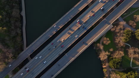 Toma-Aérea-Cinematográfica-De-Automóviles-Y-Tráfico-Cruzando-El-Puente-De-La-Autopista-Sobre-El-Río