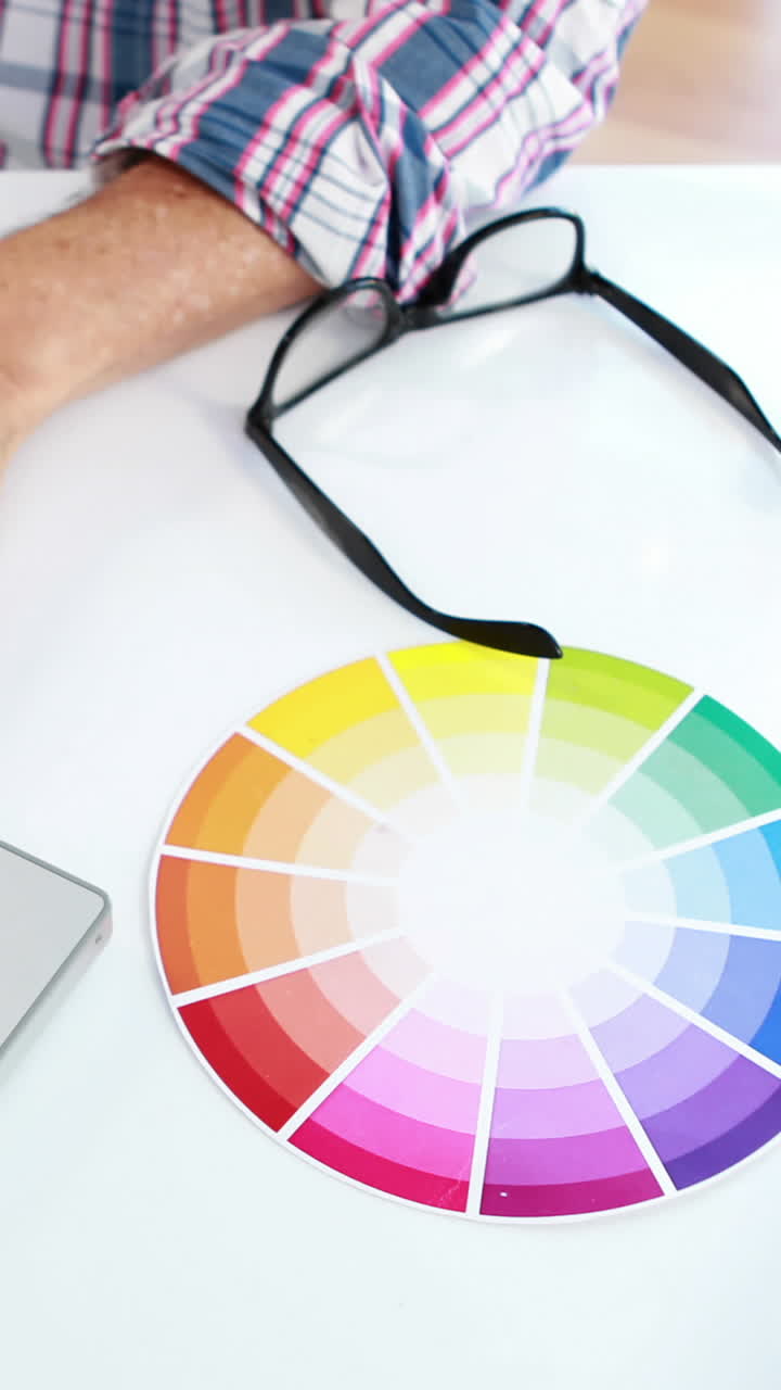 un hombre de negocios alegre y casual escribiendo en una computadora portátil.