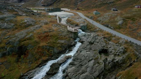 Trollstigen-Es-Una-Carretera-De-Montaña-Serpenteante-Y-Pasa-En-El-Municipio-De-Rauma,-Condado-De-Møre-Og-Romsdal,-Noruega