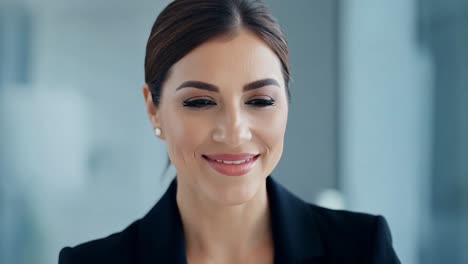 mujer de negocios que pasa de una expresión neutral a una sonrisa cálida y genuina, mostrando confianza y profesionalismo