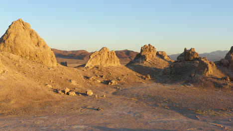 vista aérea de los pináculos de trona en el desierto de california durante el amanecer