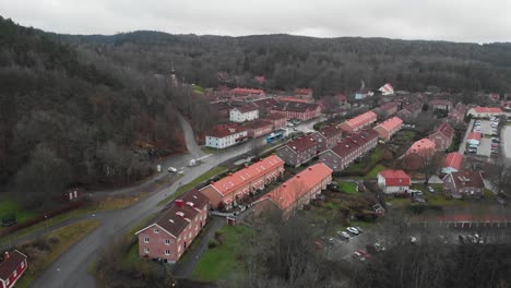 Toma-Aérea-Del-Antiguo-Pueblo-Histórico-Jonsered-En-Suecia,-Hermoso-Destino-De-Viaje-En-Escandinavia