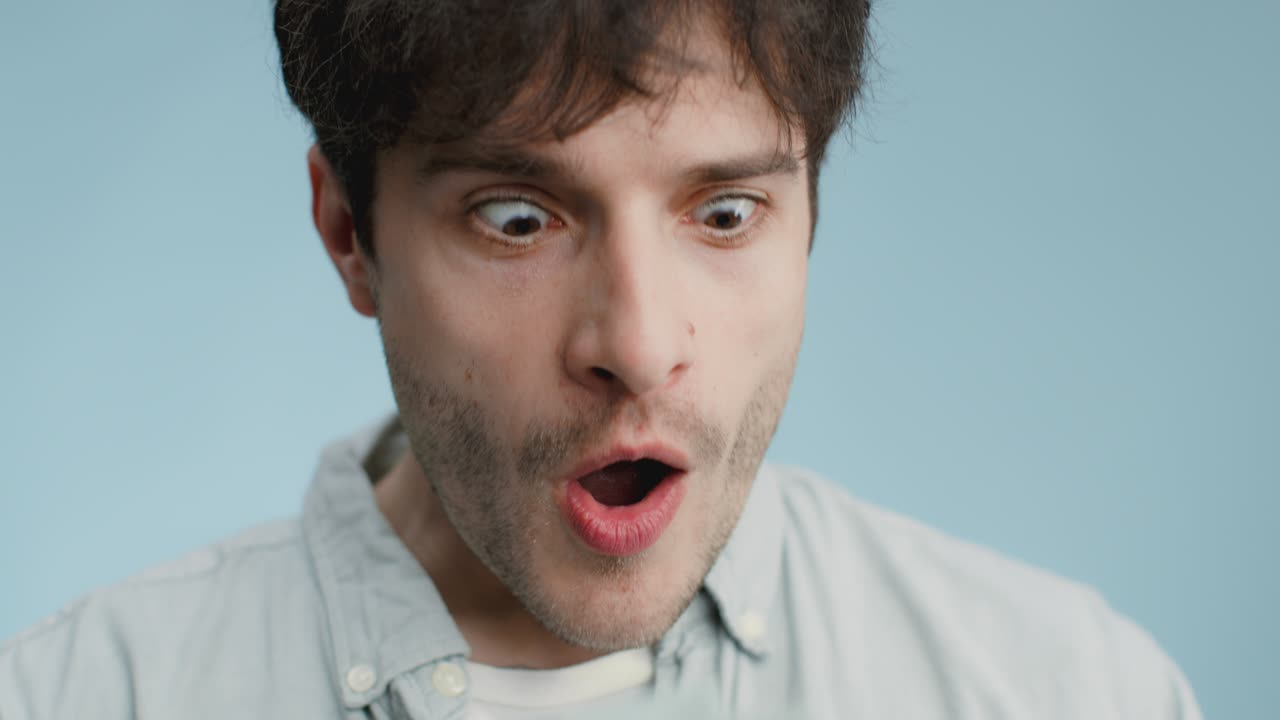 olor de riqueza. joven feliz que huele a mucho dinero, disfrutando de grandes ganancias y éxito comercial, fondo azul