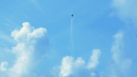 F-16-Fighting-Falcon-fighter-jet-high-speed-flypast-with-multiple-rolls-and-high-G-pull-up,-Baltic-International-airshow,-handheld-4k-shot