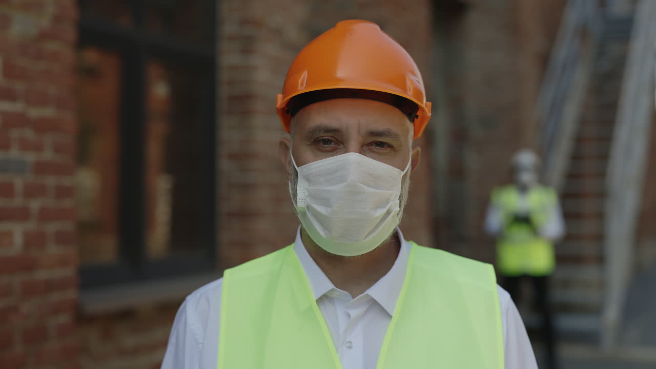trabajador de la construcción con equipo de seguridad