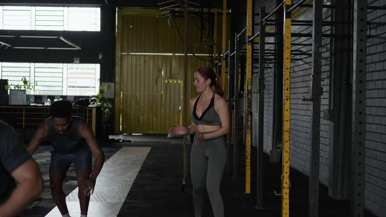 체육관 에서 집단 운동 을 하는 것