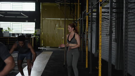 sesión de ejercicio en grupo en un gimnasio