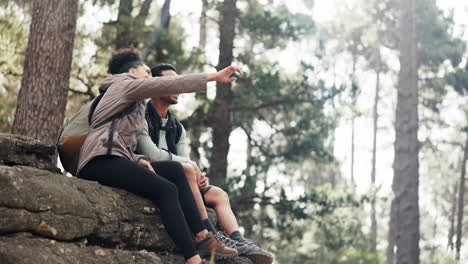 Natur,-Wandern-Und-Ein-Paar-Entspannen-Sich-Beim-Abenteuer