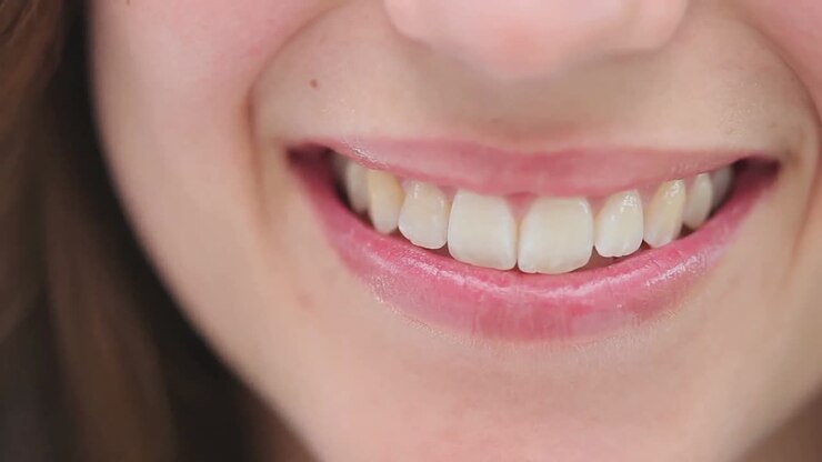 Donna bruna felice e sorridente