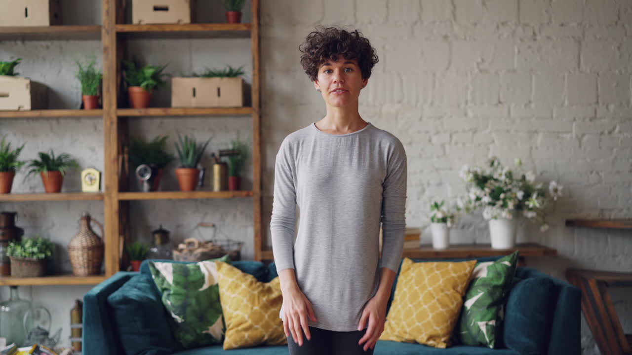 mujer practicando yoga en casa