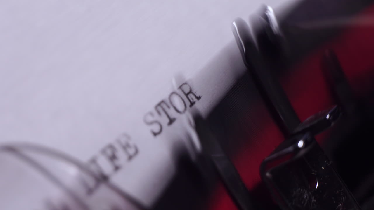 이것은 실제 삶의 이야기입니다. 옛날 타자기에서 타이핑, 시나리오, 책 또는 소설에 대한 소개, 매크로 클로즈업