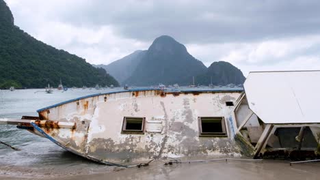 Shipwreck-on-the-beach-of-El-Nido-with-view-of-rugged-tropical-islands-in-Palawan,-Philippines,-Southeast-Asia