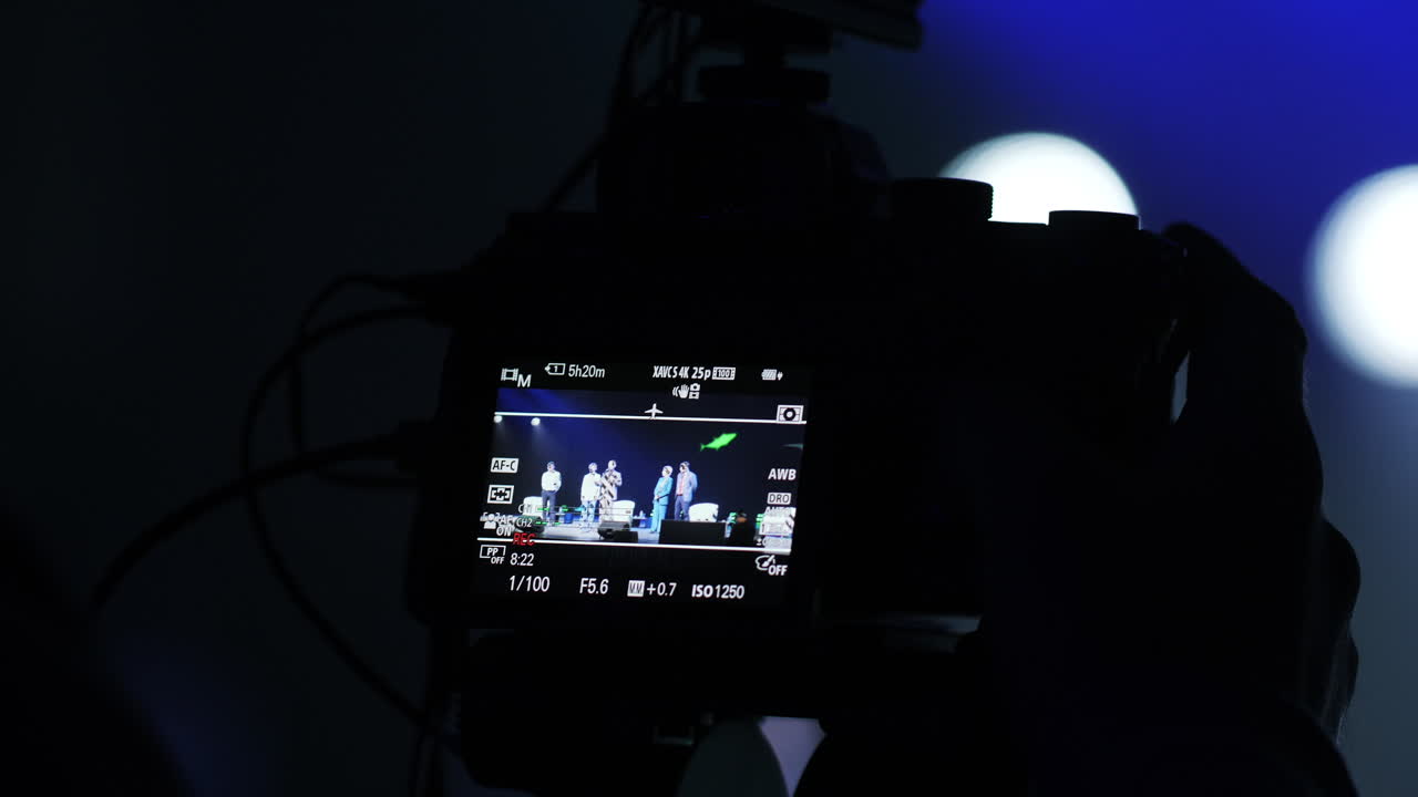 fotógrafo gravando uma apresentação ao vivo