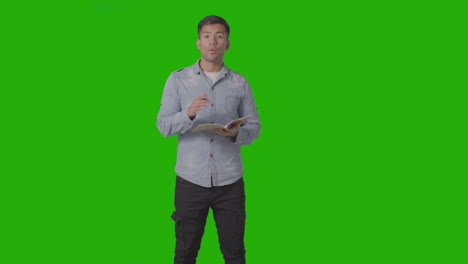 toma de tres cuartos de duración de un maestro hablando con la universidad de la escuela o la clase universitaria en clase contra la pantalla verde