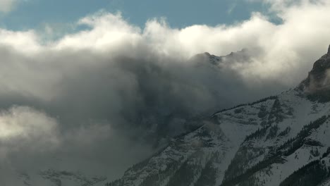 Mystischer-Zeitraffer-Von-Wolken-über-Den-Kanadischen-Rocky-Mountains