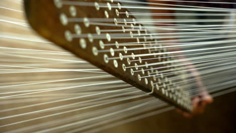 hilos textiles de hilado de máquinas tradicionales en el telar de mano en la india, kerala