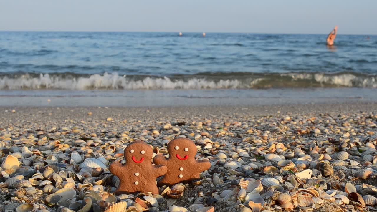 Omini di pan di zenzero sulla spiaggia. Scatto estivo