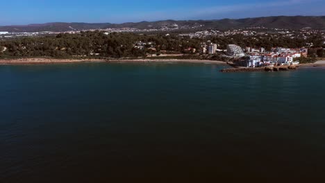 ojra.uas_travelingfrontal_puerto_creixell_2022 en esta ocasión os traigo un travelling frontal desde el mar hasta la esquina derecha del puerto donde se pueden ver algunas embarcaciones.