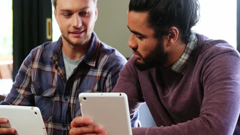 amigos que usan tabletas digitales e interactúan entre sí
