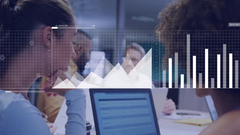 animación del procesamiento de datos financieros sobre diversos colegas que discuten el trabajo en la oficina