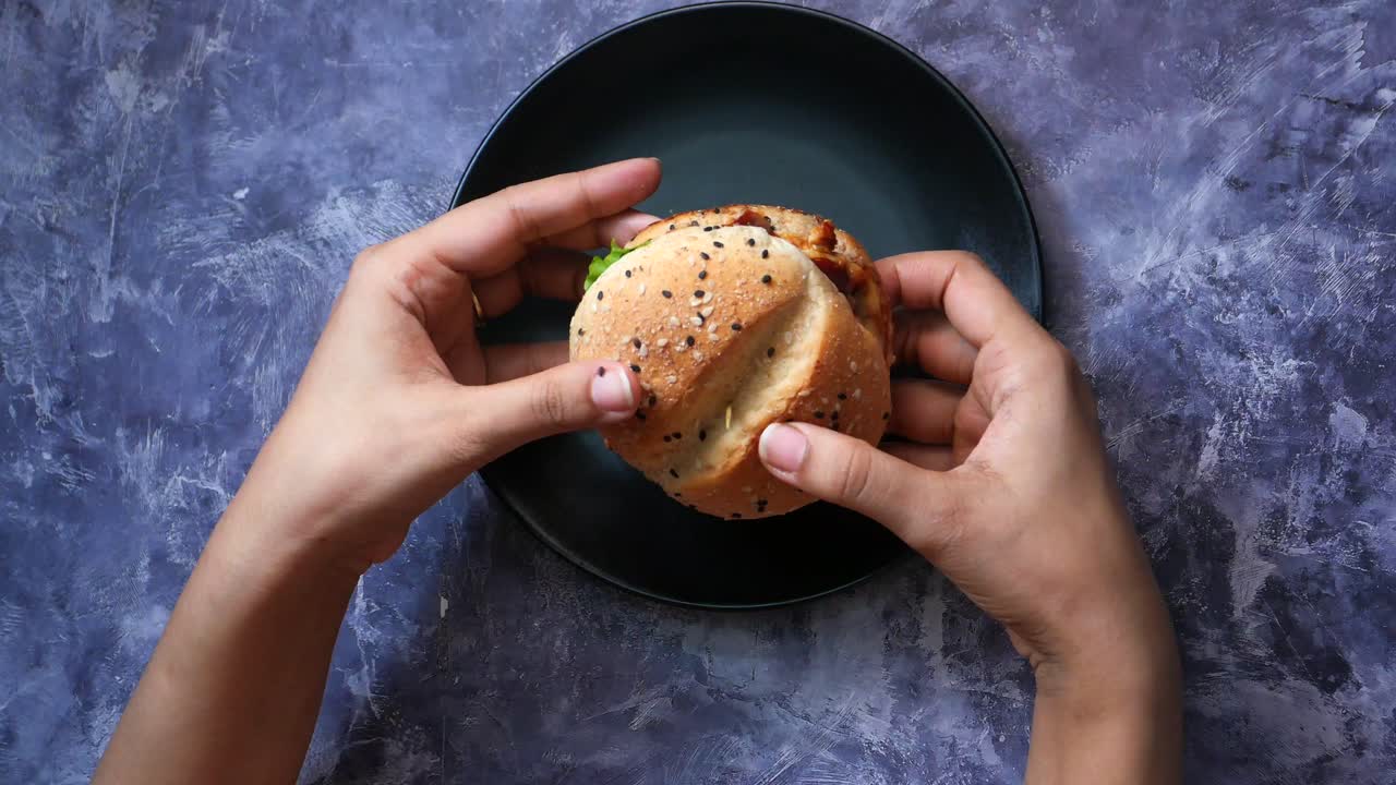 una deliciosa hamburguesa de pollo