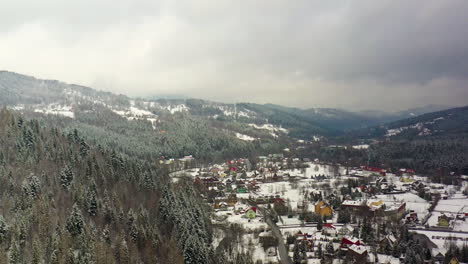 vista aérea del paisaje invernal cubierto de nieve con montañas