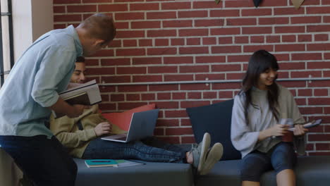 joven equipo de negocios diverso haciendo una lluvia de ideas hombre de negocios compartiendo documentos corporativos con colegas trabajando juntos en un lugar de trabajo de oficina moderno