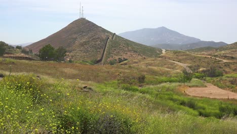 La-Valla-Del-Muro-Fronterizo-De-Estados-Unidos-México-Cerca-De-Tecate-México