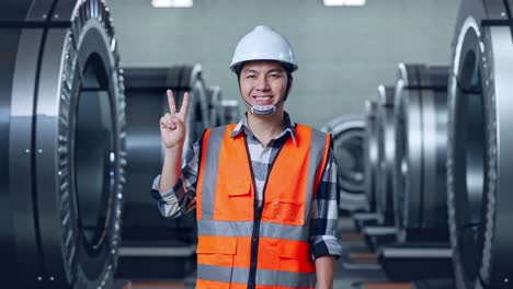 ingeniero sonriente en una fábrica