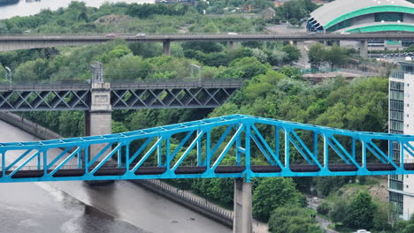 Multiple-bridges-and-green-landscape-with-buildings-in-Newcastle,-England