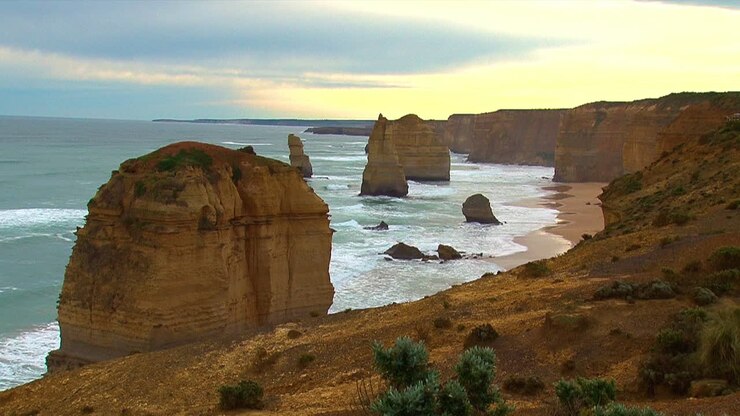 Inquadratura panoramica delle formazioni rocciose dei Dodici Apostoli lungo la Great Ocean Road del Victoria, Australia
