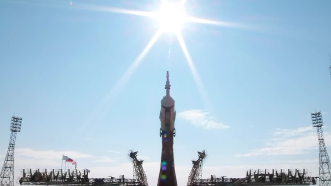 un cohete ruso soyuz está listo en la plataforma de lanzamiento