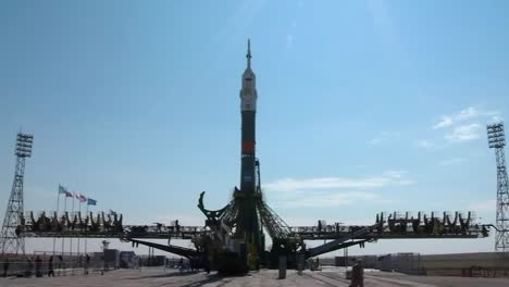 un cohete ruso soyuz está listo en la plataforma de lanzamiento