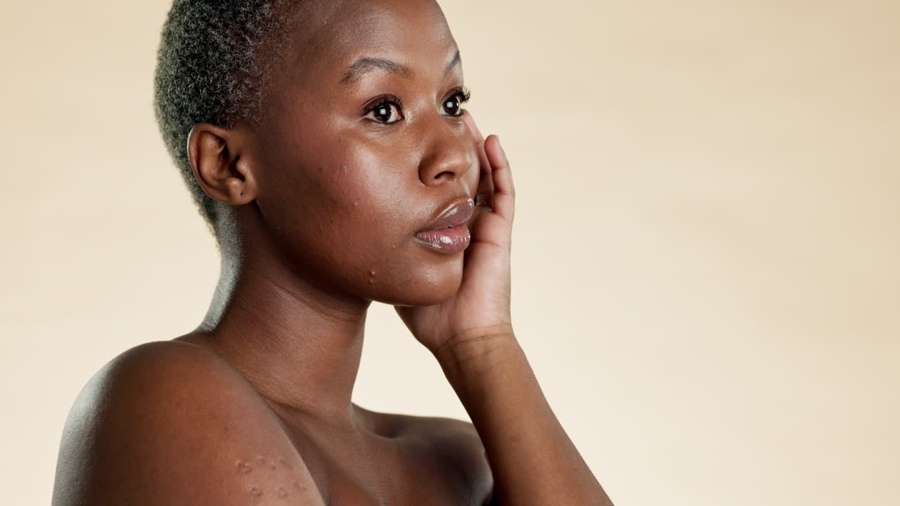 Beauté, contact avec le visage et femme noire pour un soin du visage