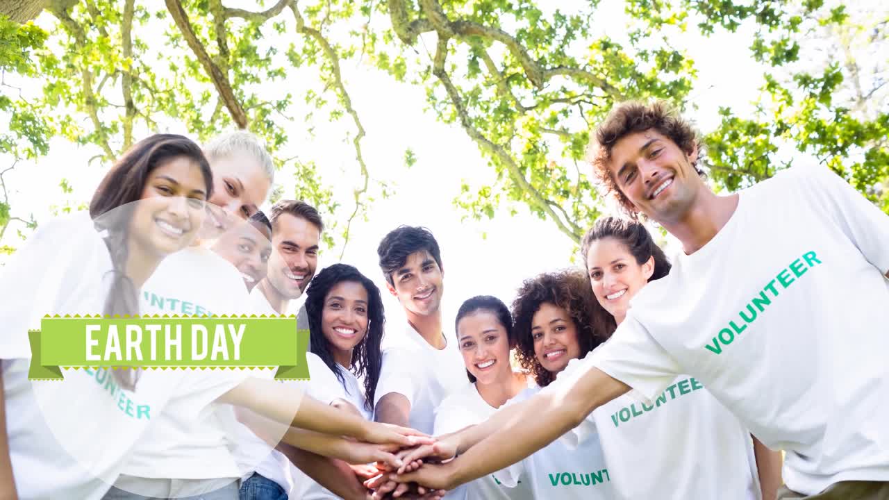지구의 날 텍스트와 지구의 로고의 애니메이션 나무 아래 행복한 생태 자원봉사자들이 손으로 쌓아 놓는