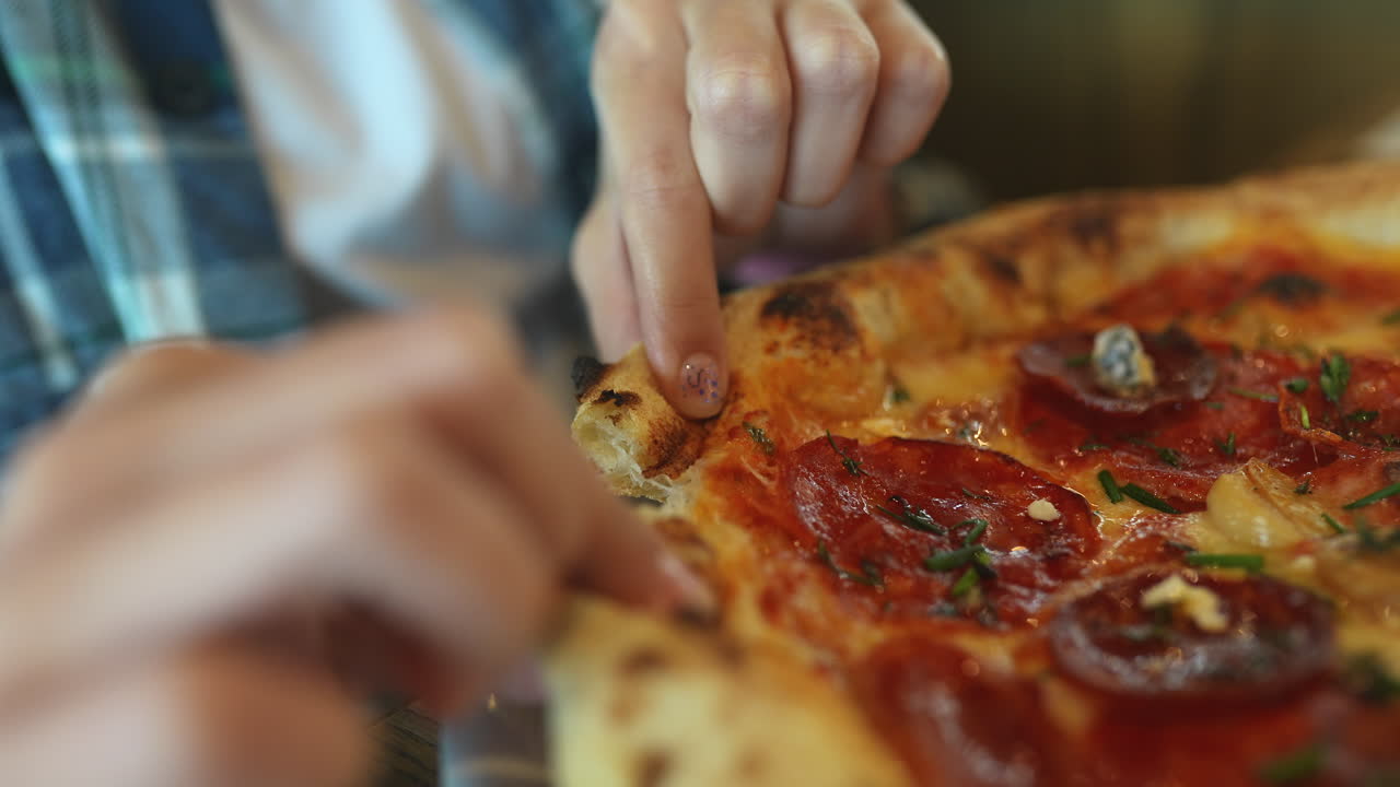 gente comiendo pizza