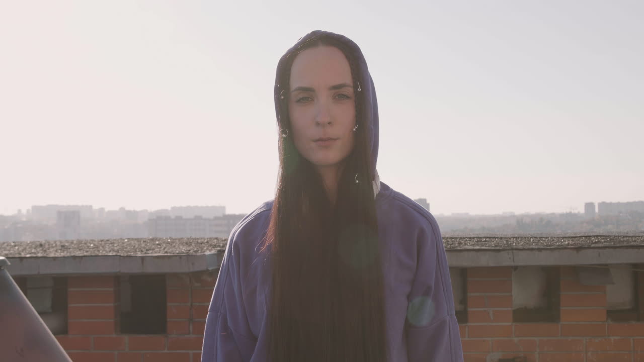 mujer morena en una terraza