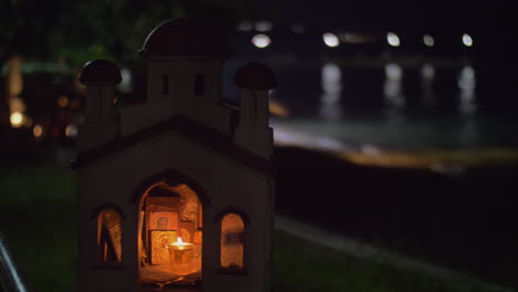 Miniatura-De-La-Iglesia-Ortodoxa-Griega-En-Primera-Línea-De-Mar-Por-La-Noche