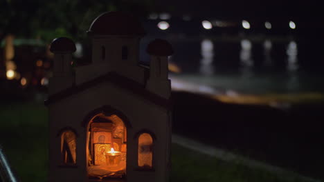 miniatura de la iglesia ortodoxa griega en el paseo marítimo por la noche