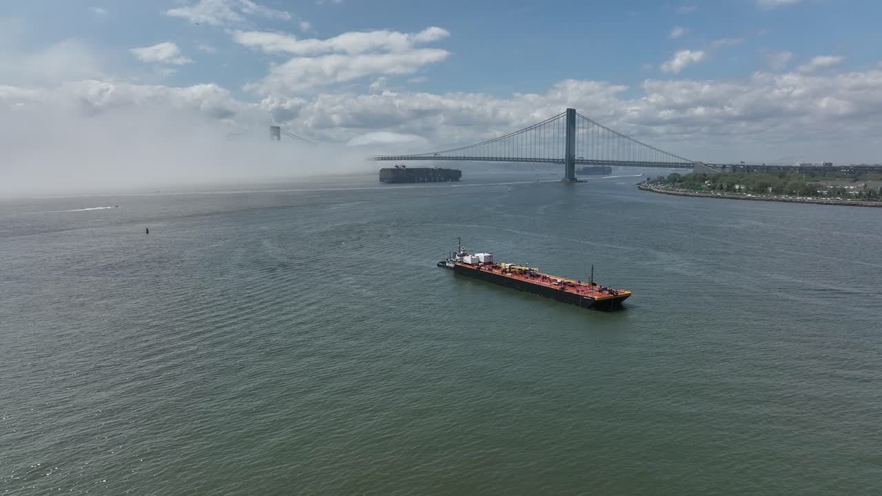 una vista aérea de la bahía de gravesend en brooklyn, ny en un día nublado con cielos azules