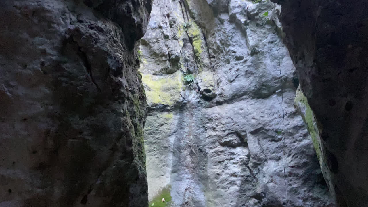 hermosa toma dentro de una cueva en las montañas con entradas ligeras