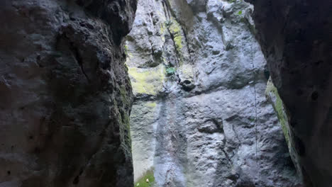 hermosa toma dentro de una cueva en las montañas con entradas ligeras
