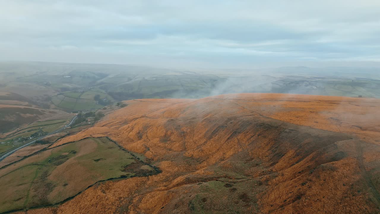vista aérea de nubes moviéndose sobre las colinas, peninos en una mañana nublada, colinas doradas y hermosos acantilados rocosos y páramos