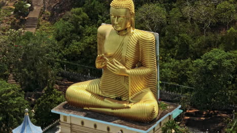 Dambulla-Sri-Lanka-Luftaufnahme-V6-Drohne-Fliegt-Um-Den-Buddhistischen-Tempel-Uyanwatta-Sri-Meadankaraaramaya-In-Giriulla-Und-Fängt-Eine-Riesige-Goldene-Buddha-Statue-Ein,-Sitzt-Auf-Dem-Dach-Des-Gebäudes-–-Aufgenommen-Mit-Mavic-3-Cine-–-April-2023