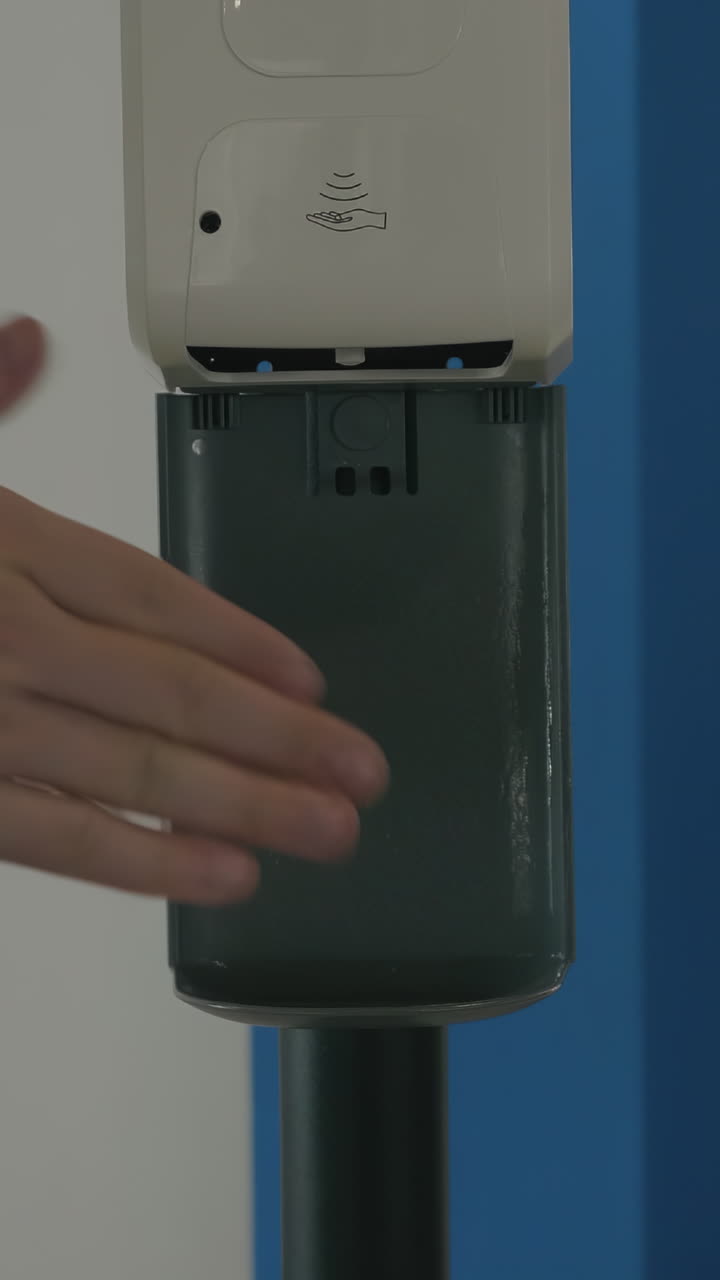 relleno de un dispensador de desinfectante para manos